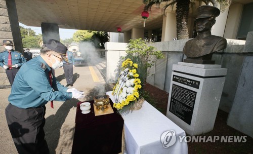 민갑룡 경찰청장, '경찰영웅' 고 문형순 전 서장 흉상 참배