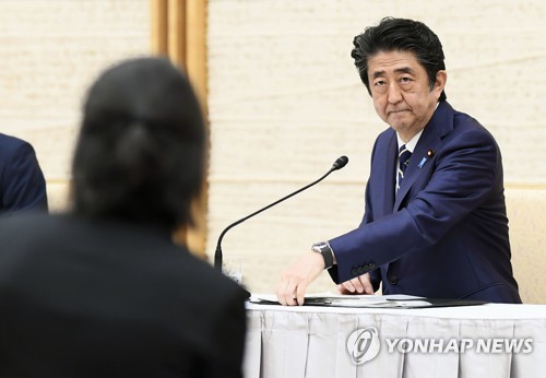 아베, 긴급사태 부분 해제에 日신문 "코로나 검사 부족" 지적