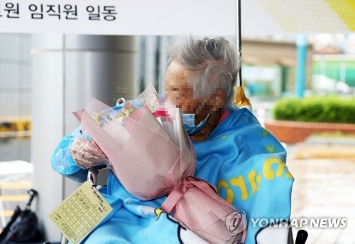 국내 최고령 코로나19 환자 104세 할머니 건강하게 퇴원(종합)