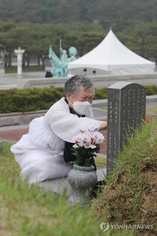 다시 찾아온 5월…마르지 않은 어머니의 눈물