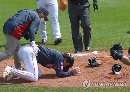 롯데 투수 이승헌, 직선타에 머리 맞고 병원 이송…미세 골절(종합)