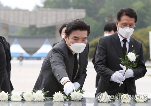 초대받지 못했지만…미래한국, 5ㆍ18 묘지 참배