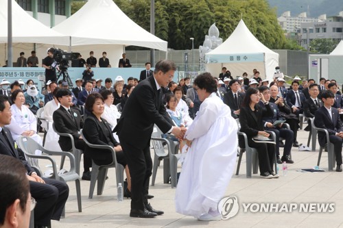 40년전 도청 앞에서…문대통령 "오월정신은 모두의 것"(종합2보)