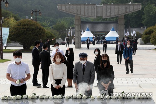 '오월 영령 쓸쓸하지 않도록'…민주묘지에 이어진 추모 발길