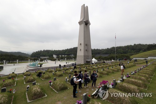 '오월 영령 쓸쓸하지 않도록'…민주묘지에 이어진 추모 발길