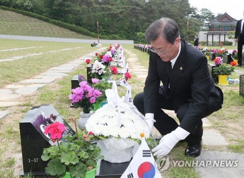 40년전 도청 앞에서…문대통령 "오월정신은 모두의 것"(종합2보)