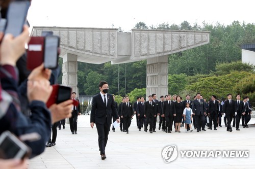 '오월 영령 쓸쓸하지 않도록'…민주묘지에 이어진 추모 발길