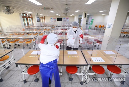 고3 등교 하루 앞둔 학교…격주·격일 수업에 컨테이너 교실까지