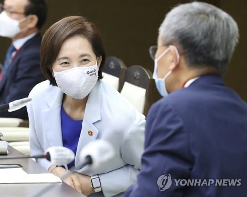 [속보] 유은혜 "고3 내일부터 매일 등교…다른 학년 격주·격일제"