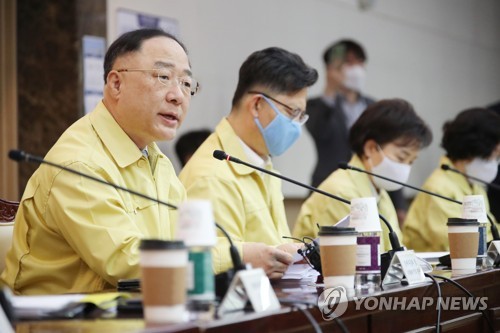 [2보] 홍남기 "자동차부품산업 5천억 규모 상생특별보증 신설"