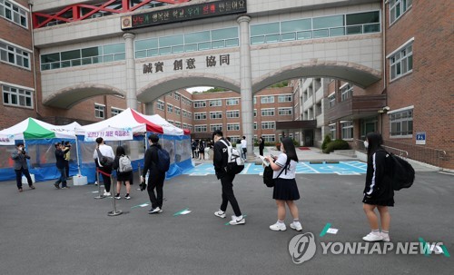 생소한 투명아크릴 가림막 앞에 두고 "선생님, 안녕하세요"(종합)