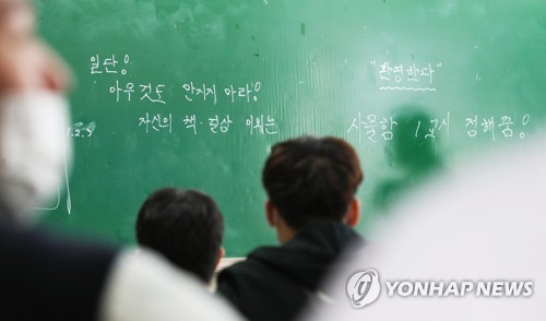 "선생님·친구들 보고 싶었어요" 마스크로도 감출수 없는 반가움