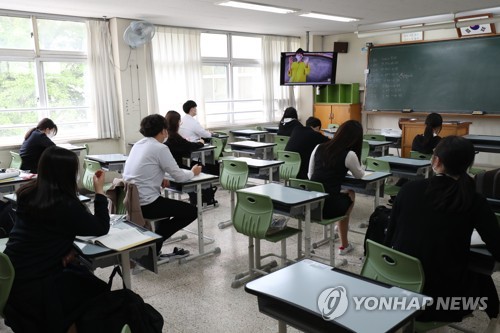 학급당 30명 넘는 과밀학급 미러링 수업…한쪽 TV로 시청