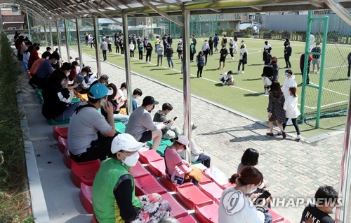 등교 첫날 고3 등 확진자 늘어난 인천…66개교 귀가·검사 행렬