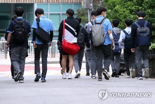 고3 등교 첫날 편의점 매출 늘었다…볼펜 등 사무용품 163%↑