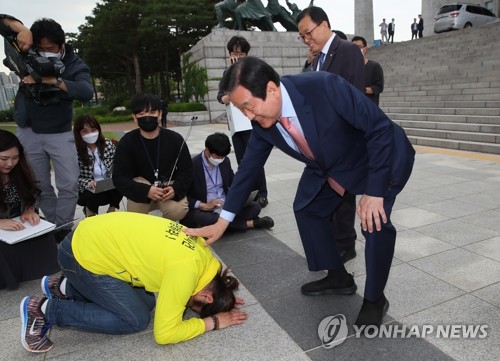 형제복지원 피해자, 김무성에 큰절, 홍익표에 "형님"