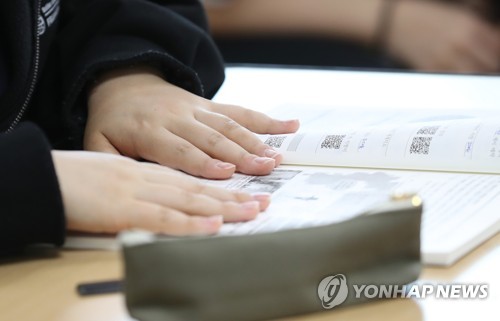 등교하자마자 첫 모의평가…"불안하지만 최선 다할 거에요"