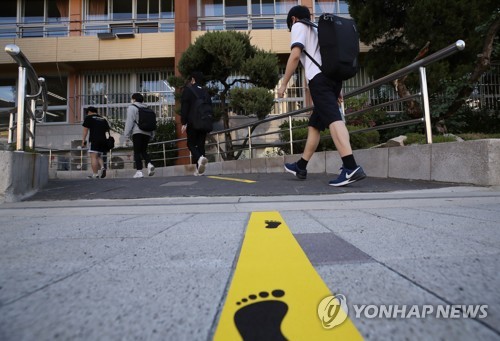 등교하자마자 첫 모의평가…"불안하지만 최선 다할 거에요"