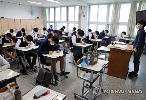 고3 등교 첫 주 마감…인천 등 등교중지 속출·학평도 치러