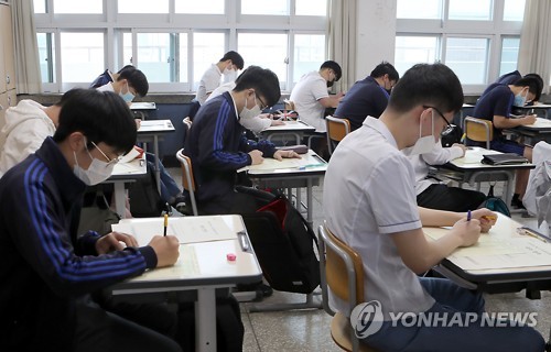 등교 이틀째 학력평가 고3 "이제 첫시험…앞으로 준비 잘해야죠"