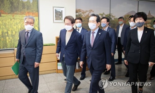 고3 교실 찾은 정세균 "선생님들 전쟁 치르셨다" 경의