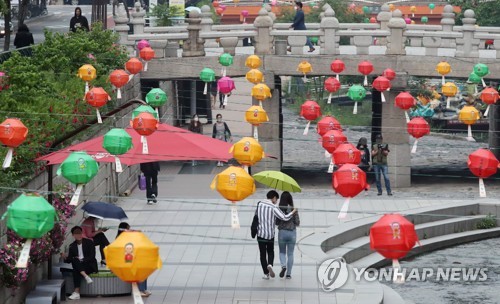 흐린 날씨·코로나19 속 주말…거리는 한산한데 실내는 북적