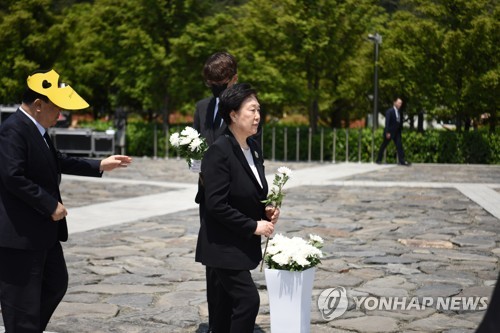 한명숙 '결백' 재확인…"추가보도 보고 입장 밝힐 것"(종합)