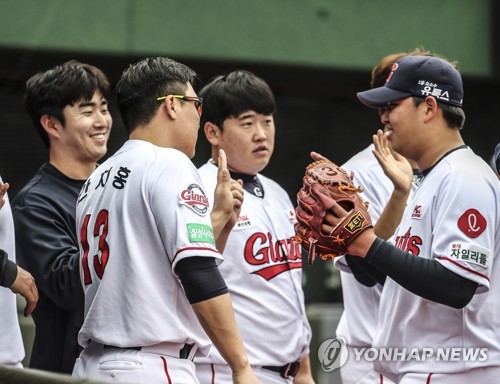 '서준원 인생투' 롯데, 키움 2-0으로 제압하고 '위닝시리즈'