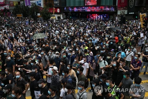 조슈아 웡 "보안법 제정은 홍콩 자치의 관뚜겅에 대못 박는 짓"
