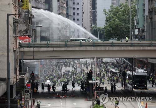 '홍콩보안법' 반대 격렬 시위…홍콩 경찰, 시위대 200여명 체포(종합2보)