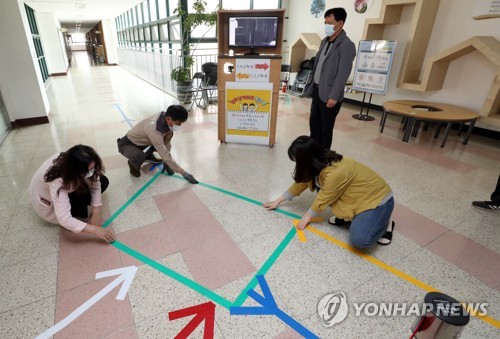 '학원강사-제자'간 연쇄감염…등교수업 느는데 교내는 괜찮을까