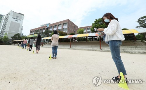 급식 4부제에 출입문·쉬는시간 분산…과대학교 등교준비 구슬땀