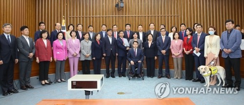 버티던 미래한국, '김종인 비대위' 뜨자 일사천리 합당