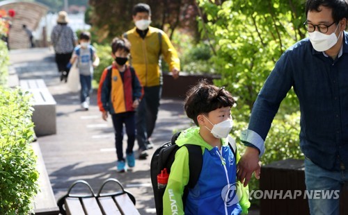 "엄마 다녀올게요" 강원 시골 초교 어린이들의 떨리는 첫 등굣길