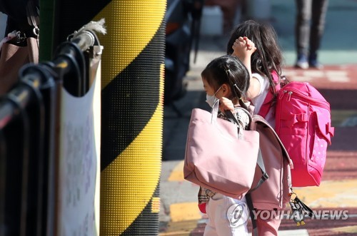 교내감염 우려에도 유치원·초등 저학년 먼저 등교한 배경은