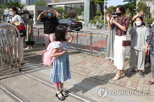 생애 첫 등교에 바이러스 걱정이라니…학부모 "기대반 우려반"