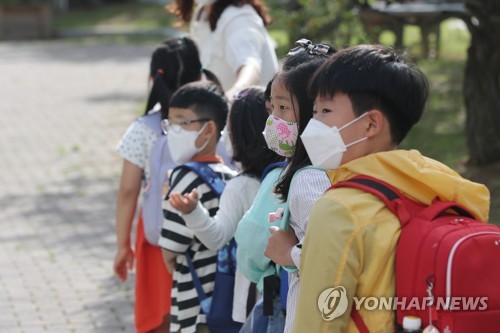 학생들 마스크 착용은?…"실내에선 쓰고 운동장에선 벗어도 돼"(종합)