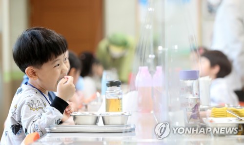 "안녕하세요 선생님" 강원 시골 초교 학생들의 신나는 등교 첫날(종합)