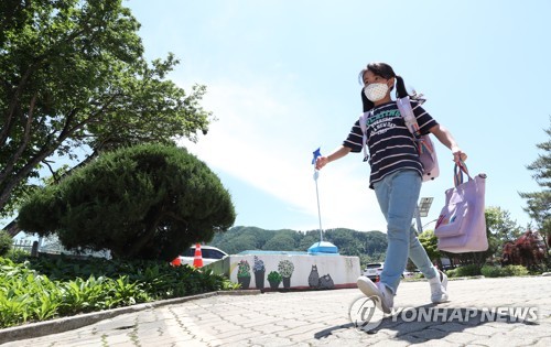 "안녕하세요 선생님" 강원 시골 초교 학생들의 신나는 등교 첫날(종합)