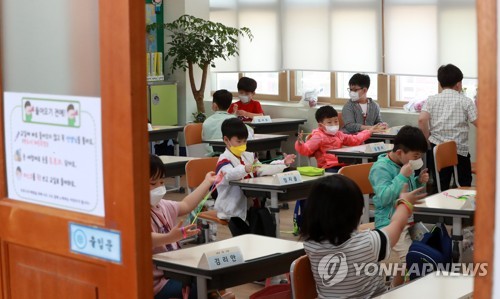 첫 학교생활 초등 1년 의외로 차분했다…학부모는 여전히 불안