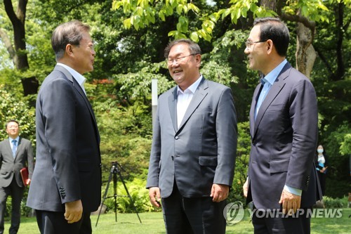 문대통령 "날이 반짝반짝" 주호영 "다 가져간다 얘기 안하면…"