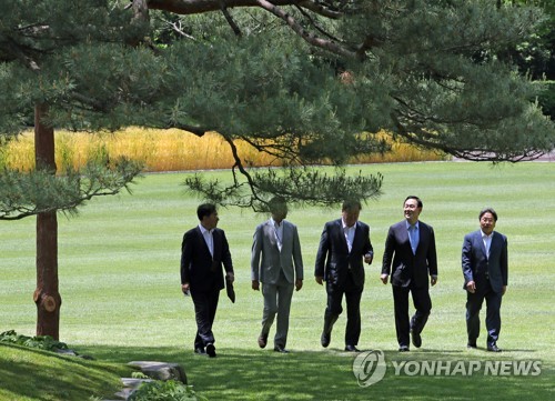 문대통령 "국회 제때 열리면 업어드릴것"…원구성 신경전도(종합)