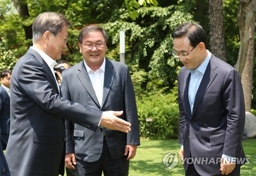 문대통령 "국회 제때 열리면 업어드릴것"…원구성 신경전도(종합)