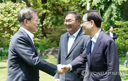 문대통령 "여야 정기적 만남 추진" 지시