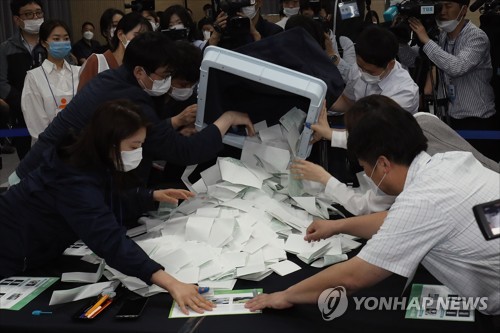 '이래도 못 믿겠습니까'…선관위 '부정선거 반박' 시연회