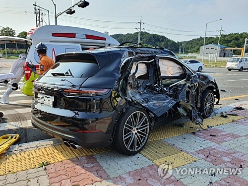 울산 강양사거리서 차량 3대 충돌…운전자 3명 부상