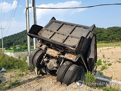 울산 강양사거리서 차량 3대 충돌…운전자 3명 부상