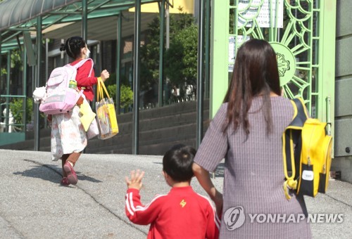 "등교일 줄어 그나마 안심"…"이럴 거면 등교 중지" 의견도