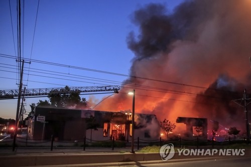 미 경찰서도 불탔다…10여개 도시서 '흑인사망' 폭동·시위(종합)