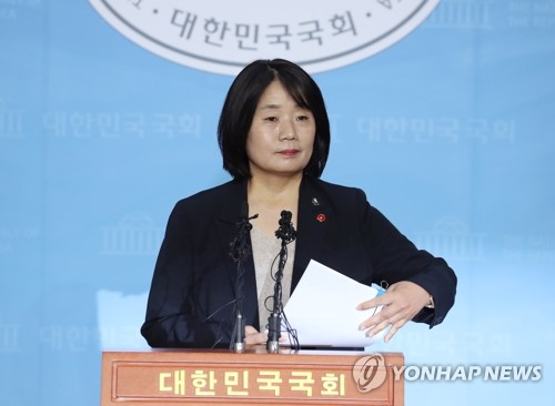 윤미향, 기부금 착복의혹 일축…"책임있게 일하겠다"(종합)